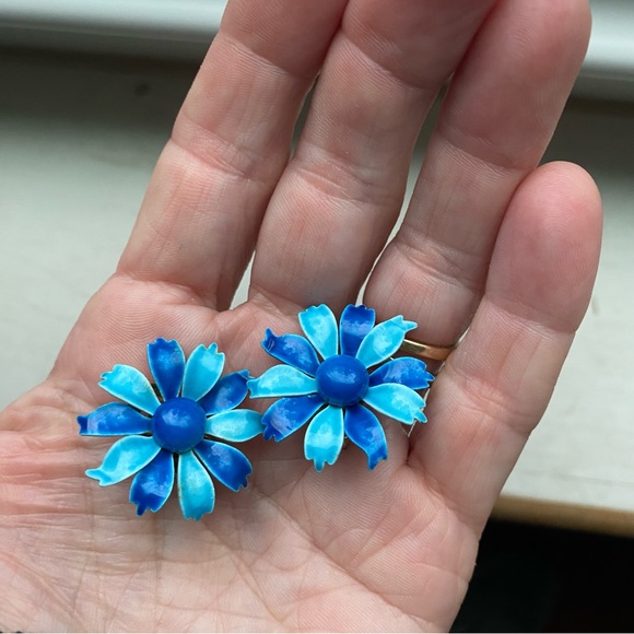 Clip on vintage earrings - Picture 1 of 7